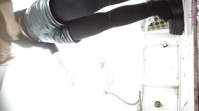 商场女厕全景偷拍几个美少妇嘘嘘白净的美鲍鱼真想尝一尝 (4)